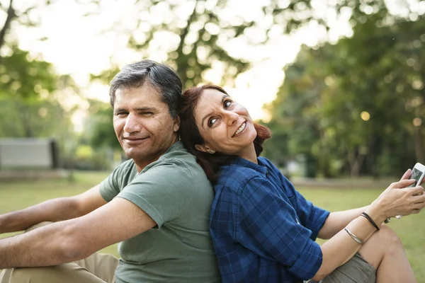 Casal Passando Tempo Juntos Piquenique Olhando Para Outro — Fotografia de Stock