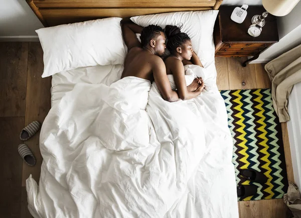 Pareja Afrodescendiente Durmiendo Cama Acurrucándose Abrazándose —  Fotos de Stock