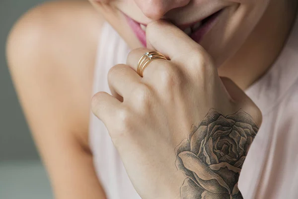Закрытие Татуировки Руки Женщины — стоковое фото