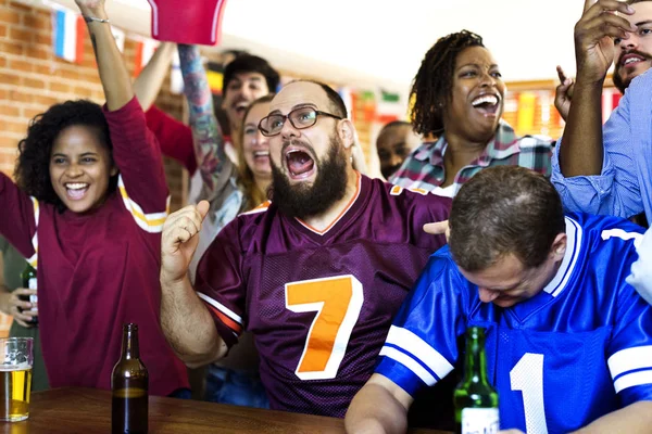 Amigos Animando Deporte Bar Juntos — Foto de Stock