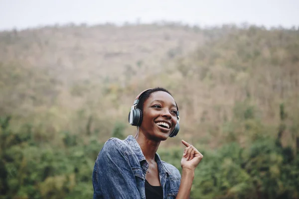 Wanita Yang Mendengarkan Musik Alam — Stok Foto