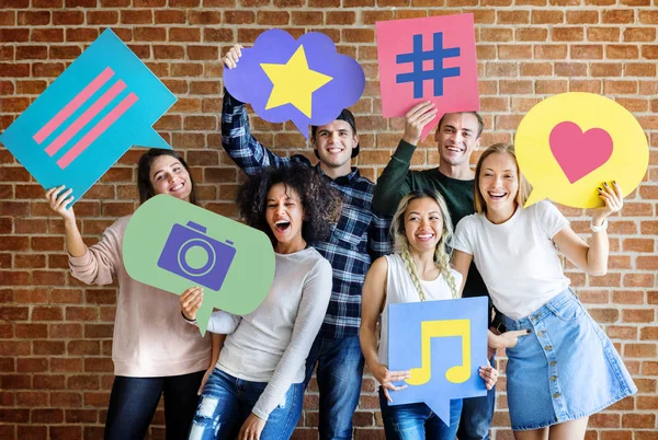 Щасливі Молоді Друзі Тримають Бульбашки Думок Піктограмами Концепції Соціальних Мереж — стокове фото