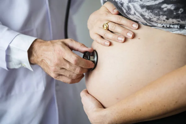 Medico Che Controlla Pancia Della Donna Incinta — Foto Stock