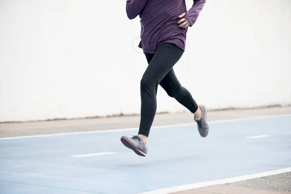 Femme Blanche Qui Court Sur Piste — Photo