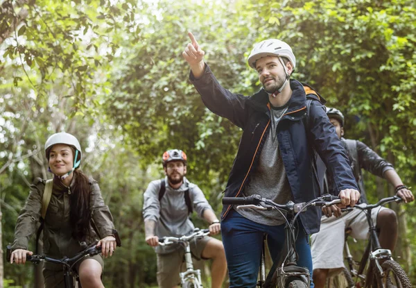 Amigos Andando Bicicleta Juntos Floresta — Fotografia de Stock