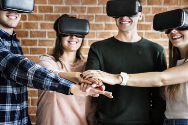 Arkadaşları VR kulaklıklar ve ekip çalışması kavramı üzerinde çalıştığınız