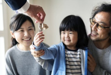 Asyalı aile yeni ev alıyor.