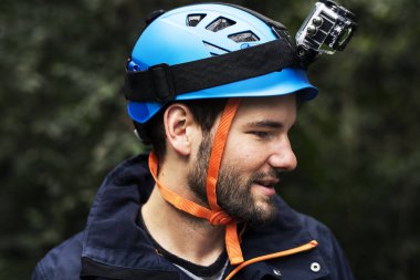 Adam baş kamera açık orman ile