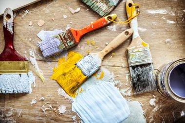 Düz beyaz arka plan üzerinde izole fırçaların yatıyordu