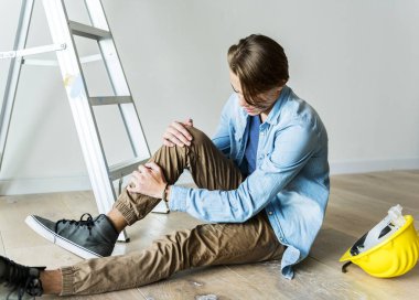 Adam yaralı bacak, ev güvenliği kavramı