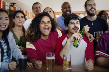 Frieds, spor bar birlikte tezahürat