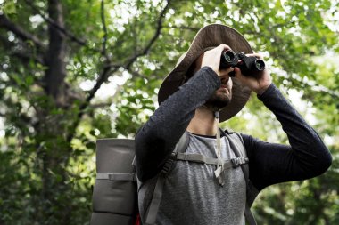 Adam ormanda yürüyüş