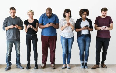 bir grup insan cep telefonunu kullanarak
