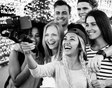 Bir grup selfie bir sopayla selfie, siyah ve beyaz alarak genç yetişkin arkadaş grubu