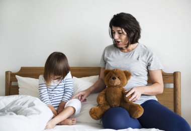 Hamile anne kızı teselli kavramı konuşmak