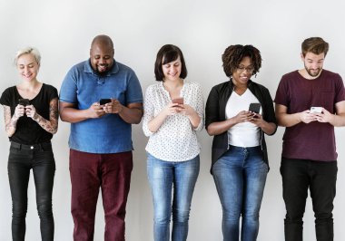 bir grup insan cep telefonunu kullanarak