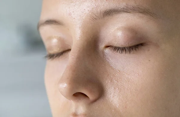 Nahaufnahme Porträt Einer Frau Mit Geschlossenen Augen — Stockfoto