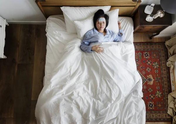 Enfermo Mujer Asiática Con Fiebre Durmiendo Cama —  Fotos de Stock