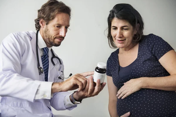 Medico Che Mostra Medicinale Una Donna Incinta — Foto Stock