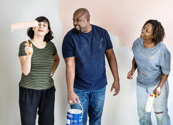 Άνθρωποι Που Ανακαινίζουν Σπίτι Τους Τοίχους Ζωγραφική — Φωτογραφία Αρχείου