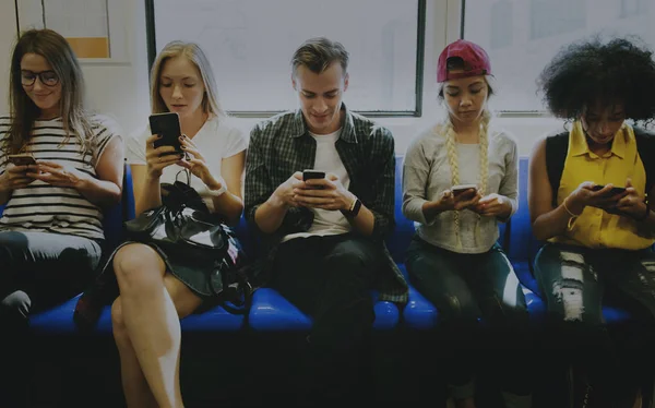 Grupo Amigos Adultos Jóvenes Que Usan Teléfonos Inteligentes Metro — Foto de Stock