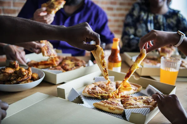 Meg Együtt Pizzát Eszik Otthon — Stock Fotó