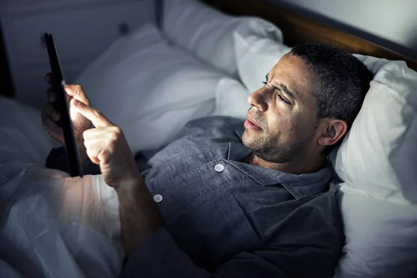 Człowiek Przy Użyciu Telefonu Łóżku — Zdjęcie stockowe