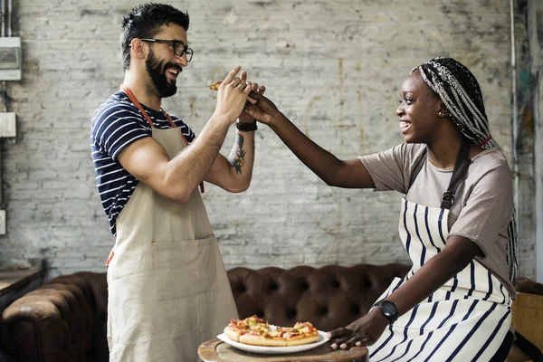 Una Coppia Che Mangia Pizza Insieme — Foto Stock