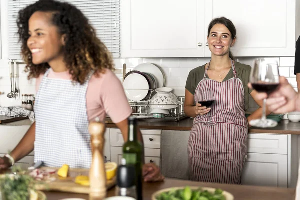 Diversas Pessoas Juntando Aula Culinária — Fotografia de Stock