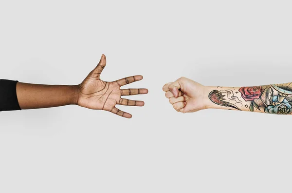 Dos Manos Jugando Piedra Tijeras Papel Estudio Tiro — Foto de Stock