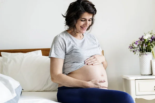 Gravid Kvinna Sitter Sängen — Stockfoto