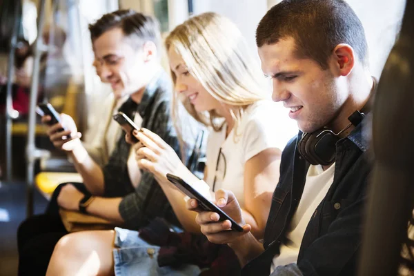 Groep Van Jonge Volwassen Vrienden Met Behulp Van Smartphones Metro — Stockfoto