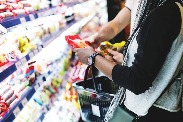 Una Pareja Comprando Comida — Foto de Stock