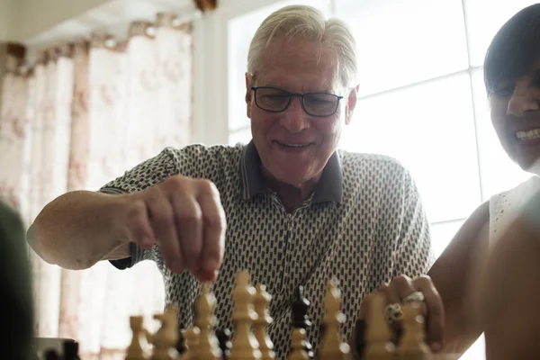 Senior Vänner Spelar Schack Tillsammans — Stockfoto