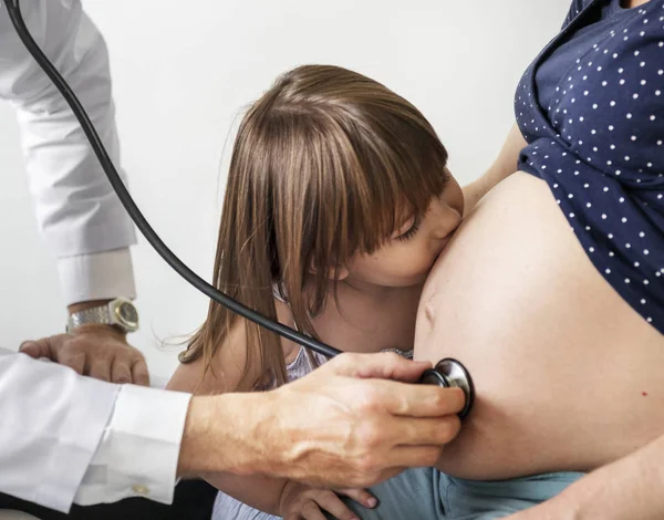 Filha Beijando Barriga Mãe Grávida Enquanto Médico Tem Barriga Monitoramento — Fotografia de Stock