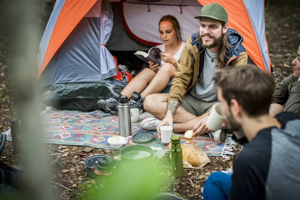 Kamperen Het Bos Samen Vrienden — Stockfoto