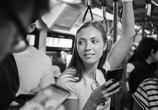 Młoda Kobieta Poziomu Smartfona Metrze — Zdjęcie stockowe