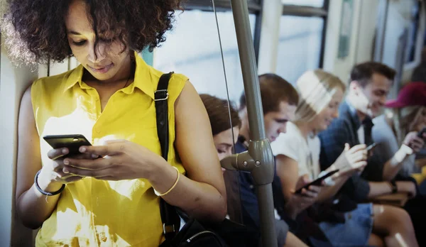 Bir Metroda Bir Akıllı Telefon Kullanan Genç Kadın — Stok fotoğraf