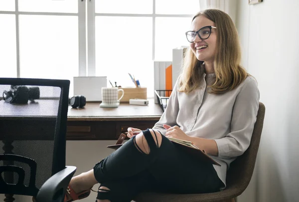 Mujer Caucásica Tomando Nota — Foto de Stock