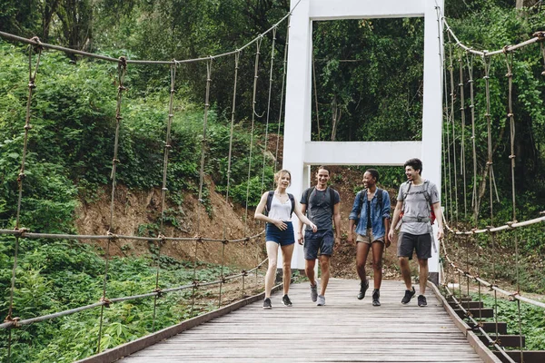 Grupo Amigos Caminando Puente Una Aventura Campestre Tropical Concepto Viaje —  Fotos de Stock