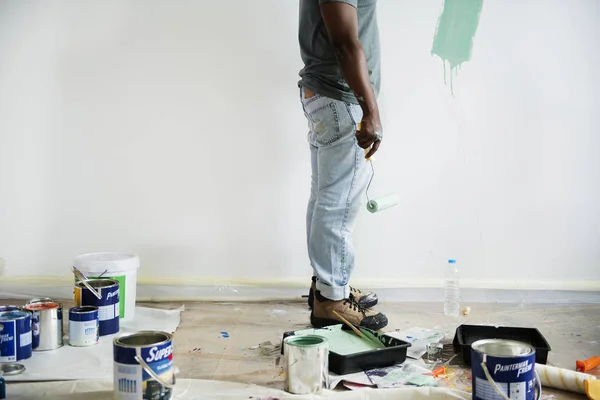 黒人絵画家の壁 — ストック写真