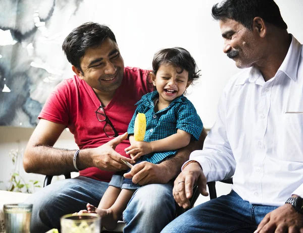 小印度男孩拿着冰淇淋和父亲和祖父坐在一起 — 图库照片