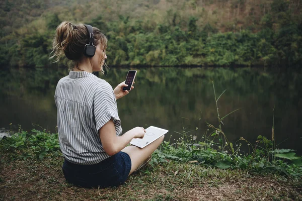 Kvinnan Ensam Naturen Som Lyssnar Musik Med Hörlurar Digital Tablett — Stockfoto