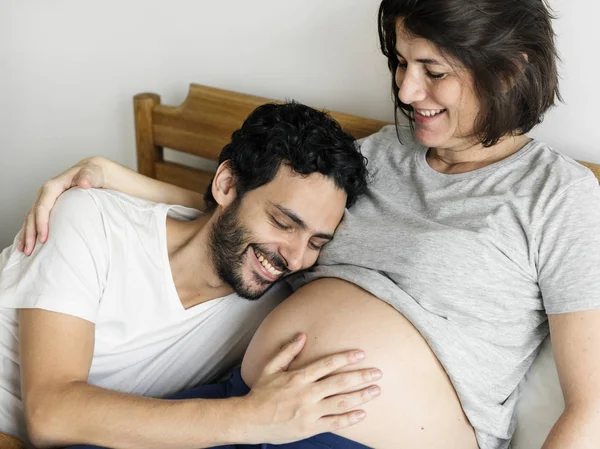 Marito Che Abbraccia Pancia Della Moglie Incinta Sdraiato Sul Letto — Foto Stock