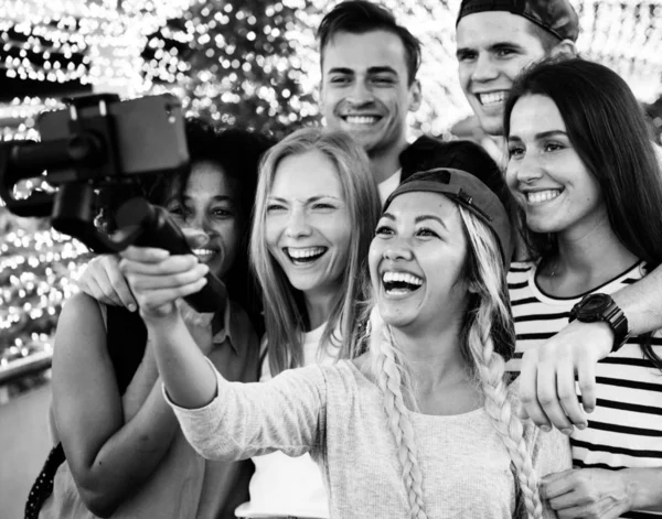 Grupo Amigos Adultos Jóvenes Tomando Selfie Grupo Con Palo Selfie — Foto de Stock