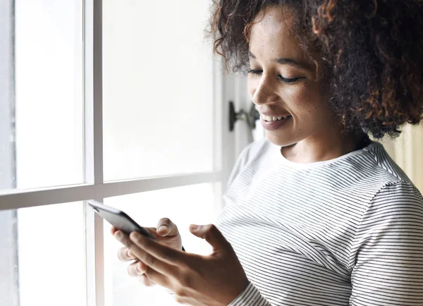 Mulher Sorridente Usando Smartphone — Fotografia de Stock