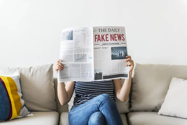 Frau Liest Zeitung Und Sitzt Auf Sofa — Stockfoto