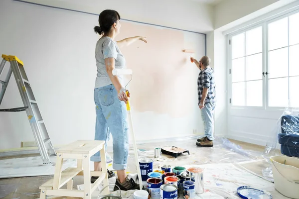 Pessoas Que Renovam Casa Parede Pintura — Fotografia de Stock