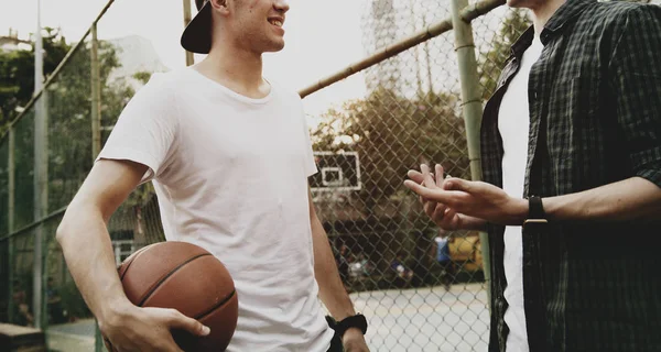 Unga Vuxna Manliga Vänner Spela Basket Parken — Stockfoto