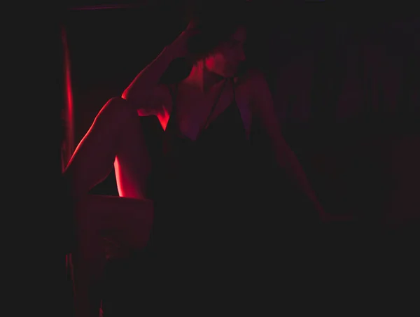 Retrato Una Mujer Bar Oscuro — Foto de Stock